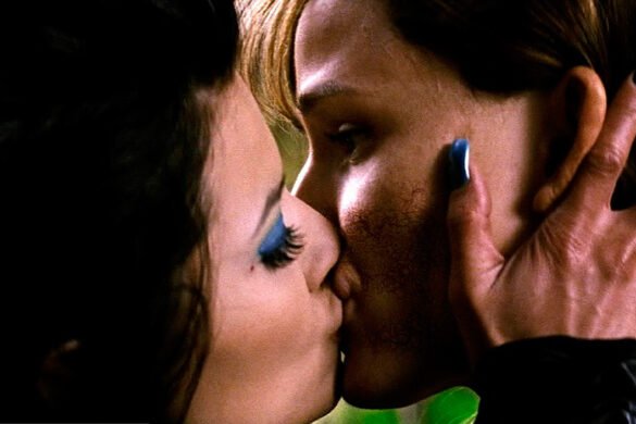 El polémico beso de ‘Elektra’