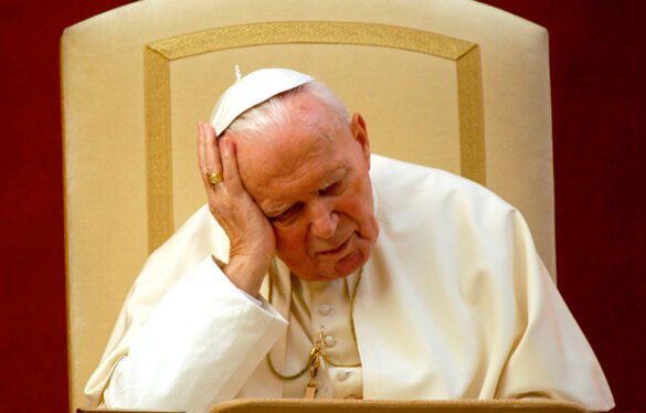 El Papa Juan Pablo II mea fuera del tiesto