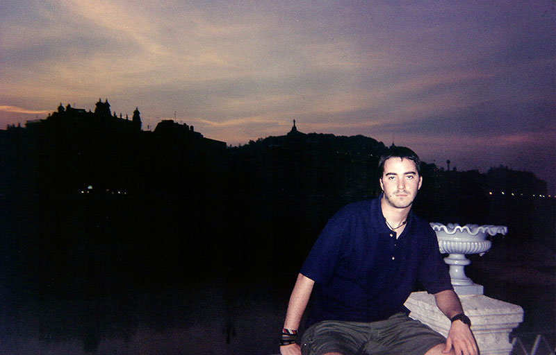 Cuadragésimo segundo cumpleaños y el tipo de la foto