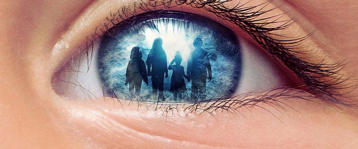 Cuatro niños reflejados en un ojo en The Innocents, película noruega dirigida por Eskil Vogt